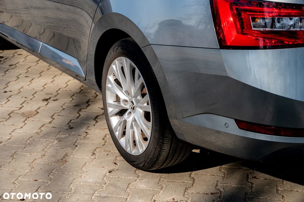Skoda Superb 2.0 TDI DSG Premium Edition - 35