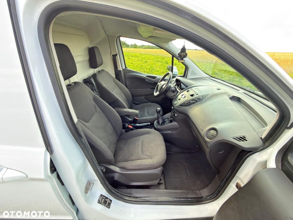 Ford Transit Courier - 13