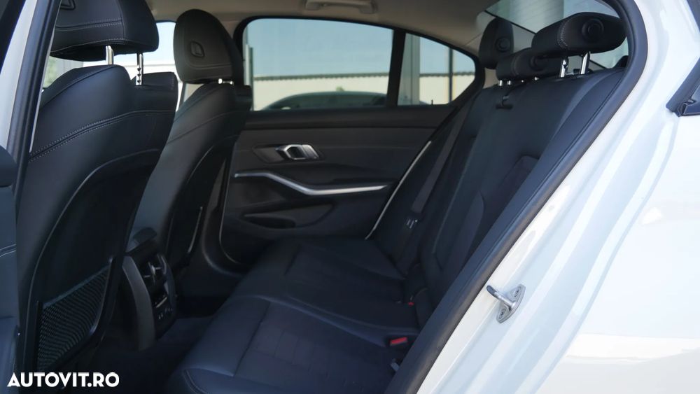 BMW Seria 3 330e Aut. Sport Line - 17