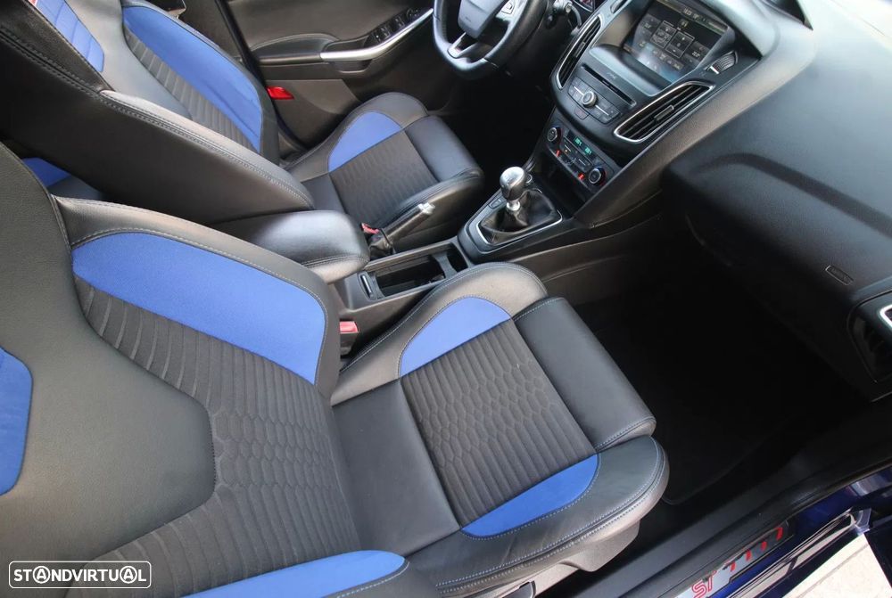 Ford Focus 2.0 EcoBoost ST - 25