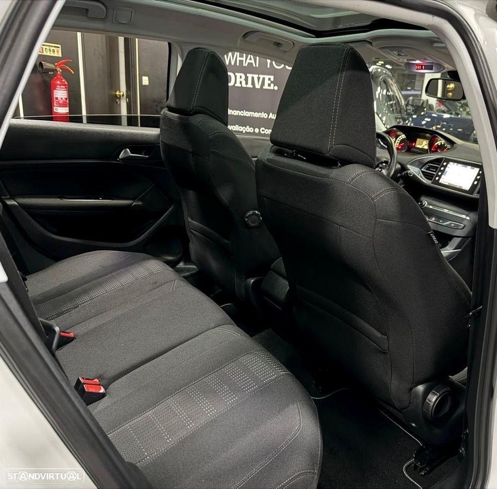 Peugeot 308 SW 1.2 PureTech Allure EAT6 - 29