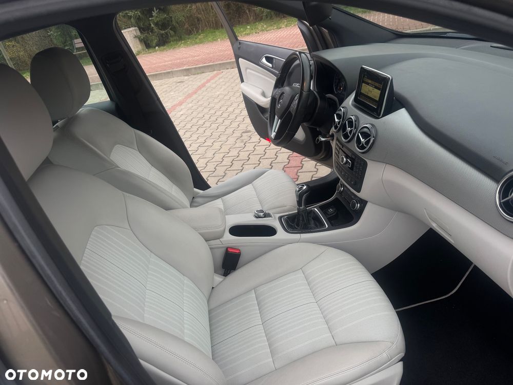 Mercedes-Benz Klasa B 180 BlueEFFICIENCY Edition Style - 34