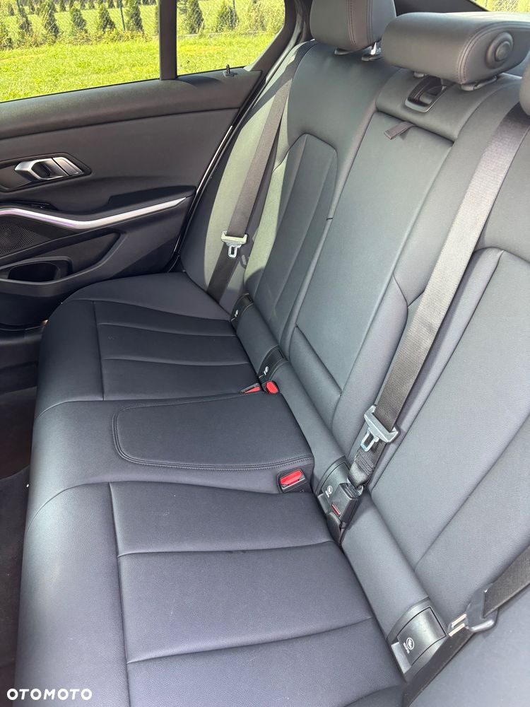 BMW Seria 3 330i M Sport - 13