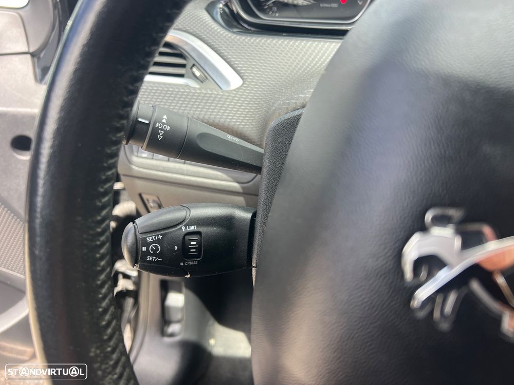 Peugeot 208 1.2 PureTech Style - 12