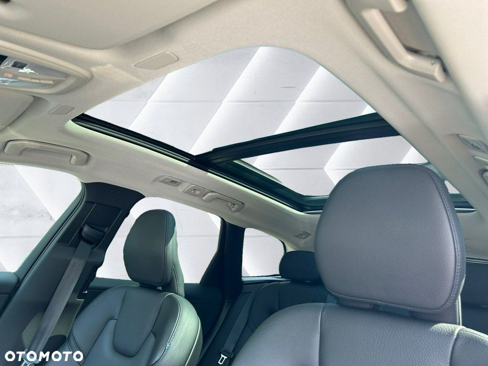 Volvo XC 60 B4 B Plus Dark - 18