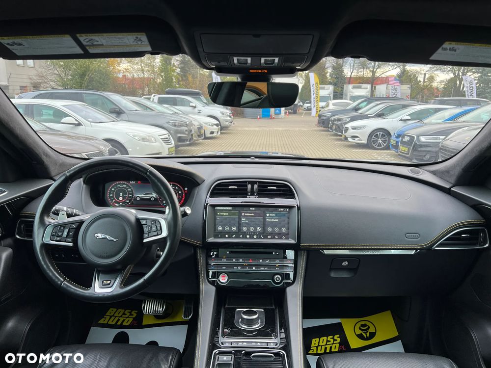 Jaguar F-Pace 25t AWD R-Sport - 11