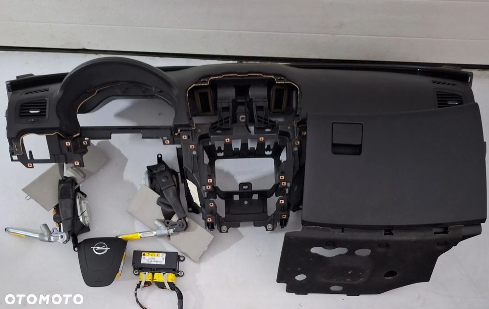 DESKA ,KONSOLA ,2xAIRBAG ,PASY,SENSOR  -OPEL INSIGNIA A /2010 R./ EUROPA - 1