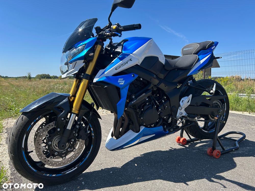 Suzuki GSR - 4
