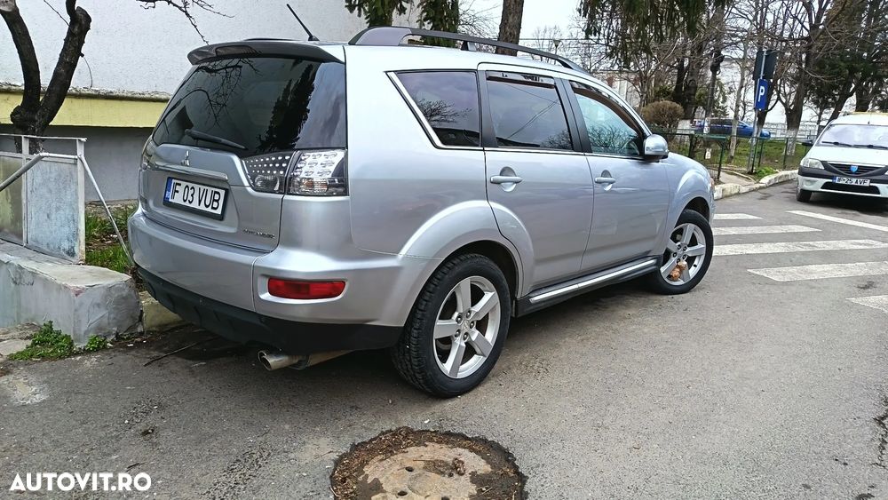 Mitsubishi Outlander - 2