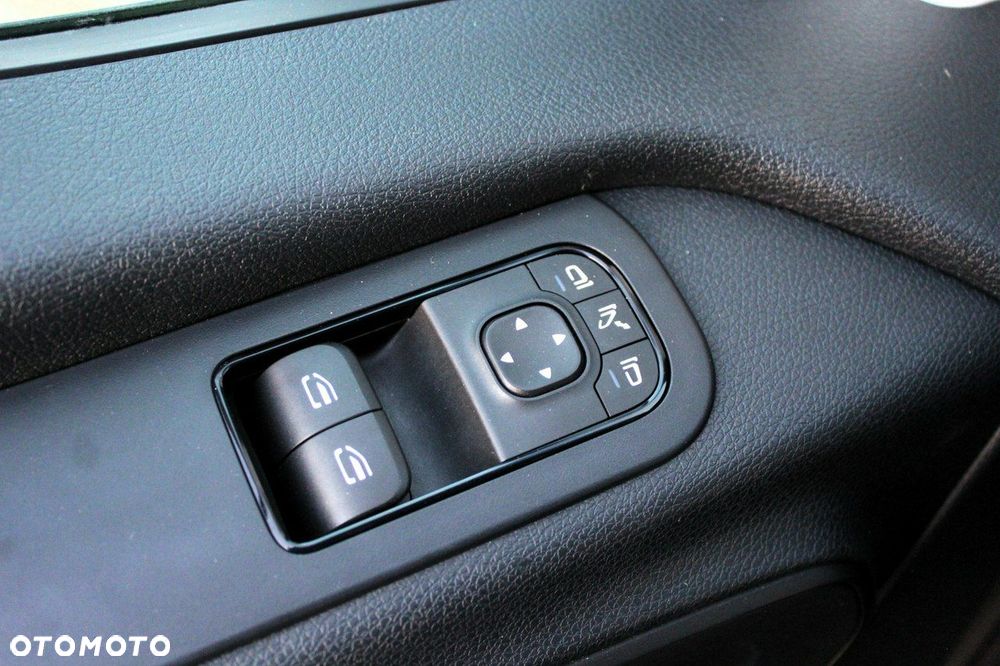Mercedes-Benz Sprinter - 25