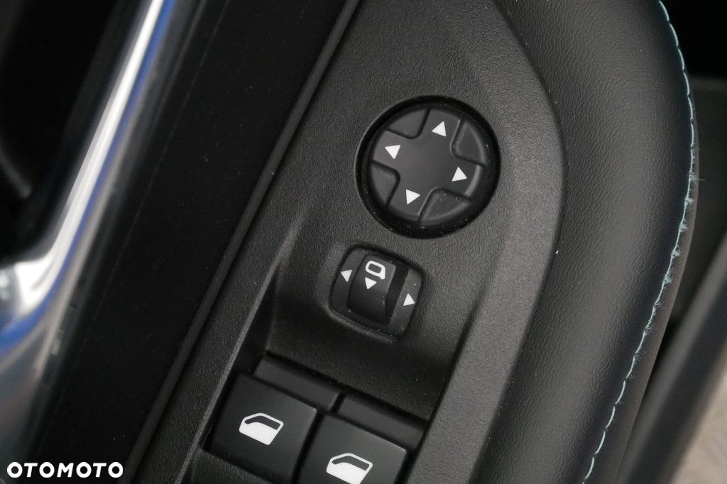Peugeot 208 - 25