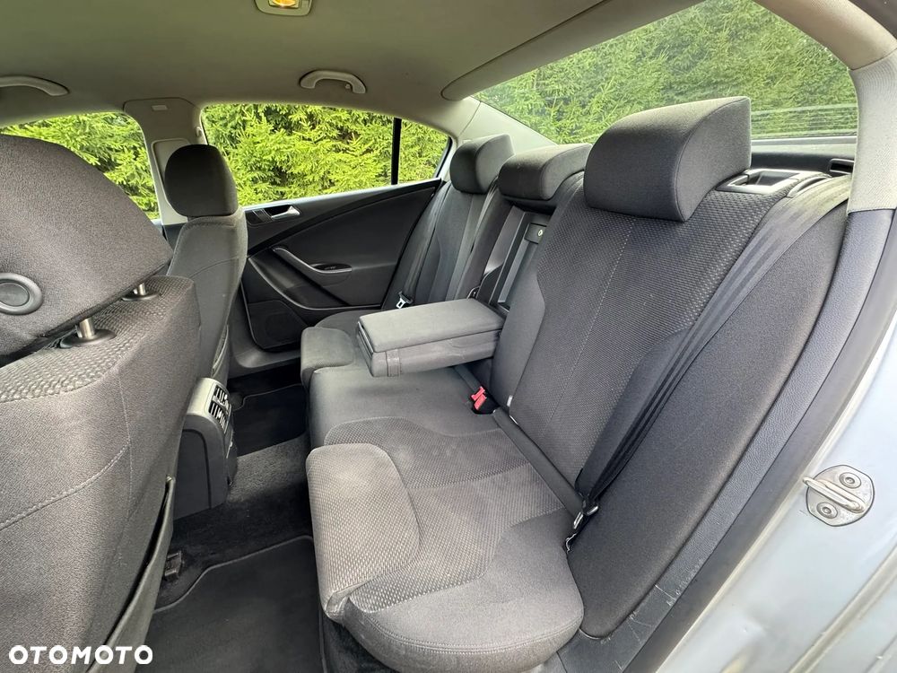 Volkswagen Passat 2.0 TDI Individual - 13