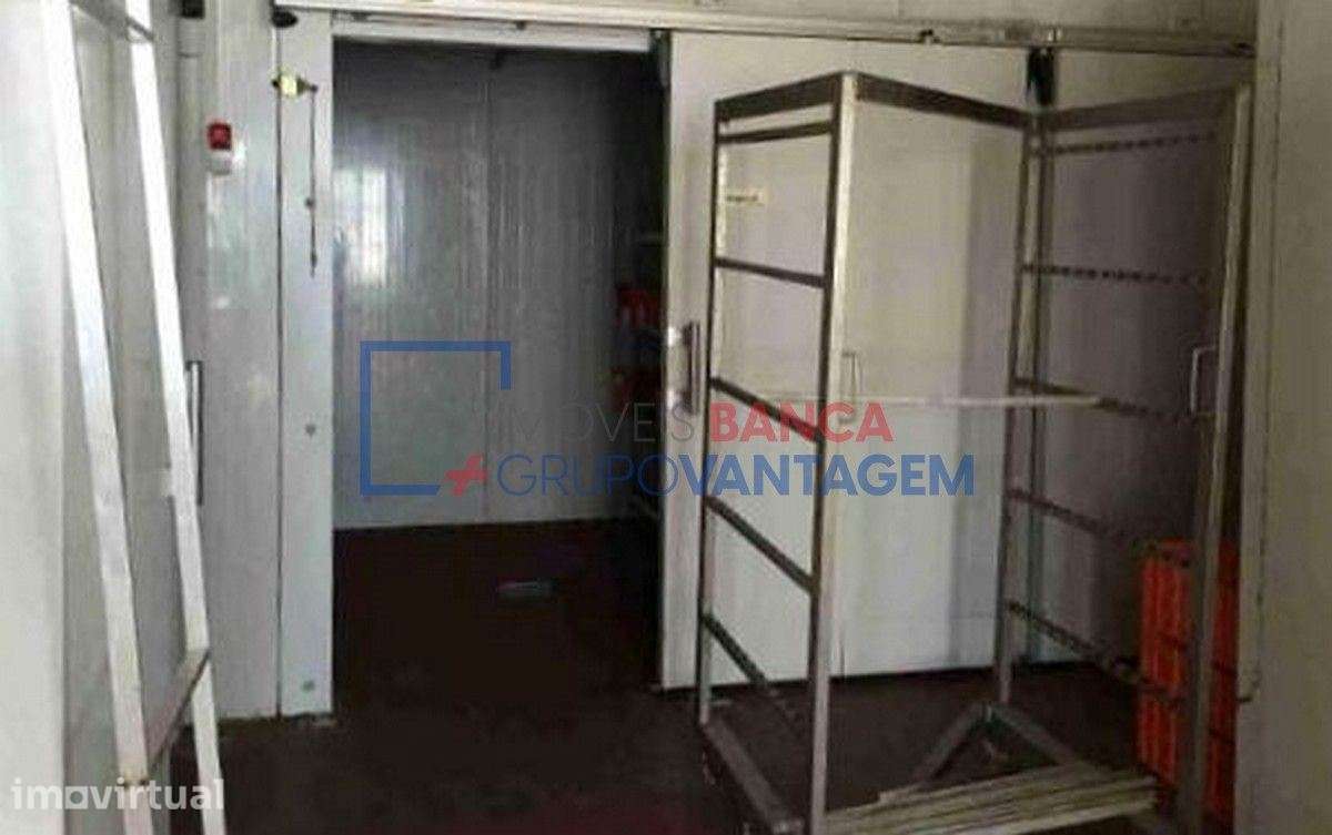 Edificio de 2 pisos, com logradouro, para armazém ou actividade ind... - Grande imagem: 5/6