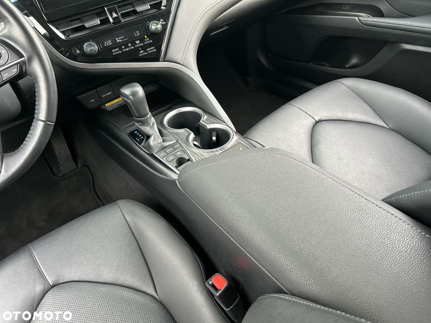 Toyota Camry 2.5 Hybrid Executive CVT - 21