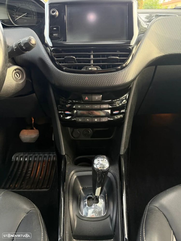 Peugeot 2008 1.2 PureTech Allure EAT6 - 21