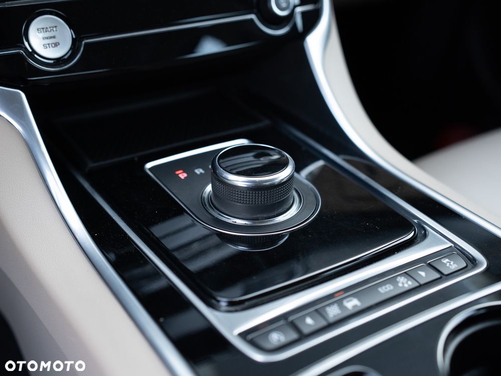 Jaguar XE 2.0 D Prestige - 11