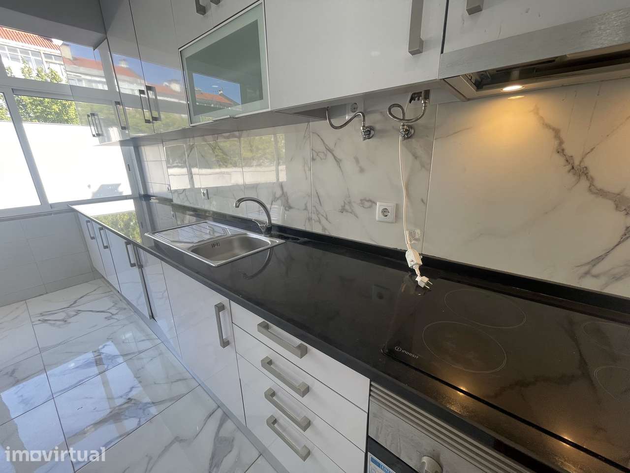 Apartamento T2, totalmente remodelado, com varanda, na Damaia de Cima. - Grande imagem: 4/32