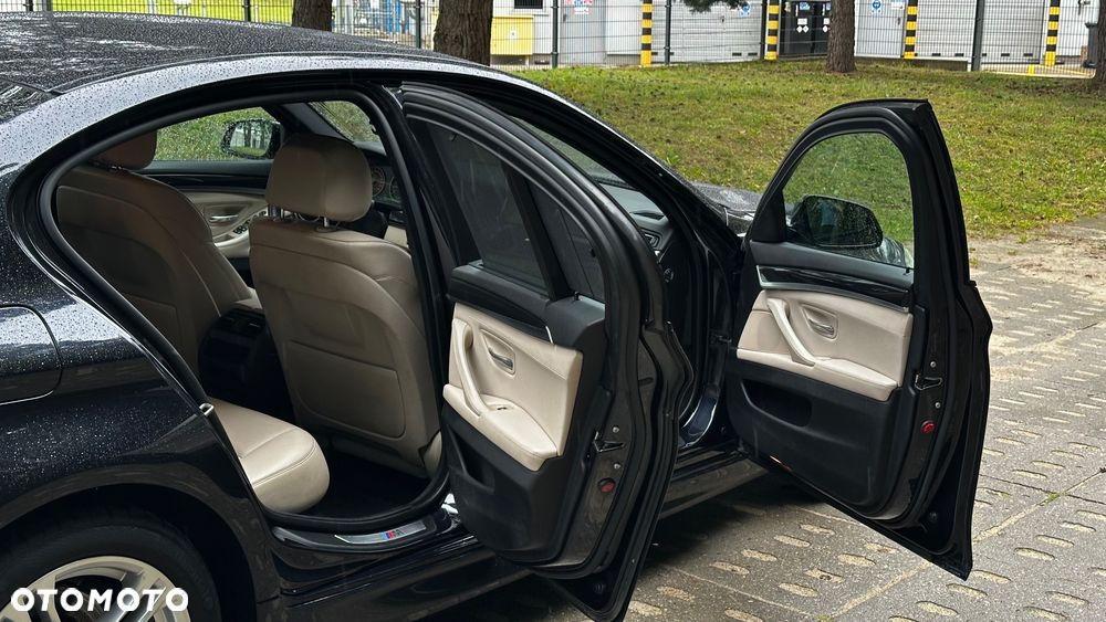 BMW Seria 5 528i xDrive Sport-Aut Luxury Line - 23