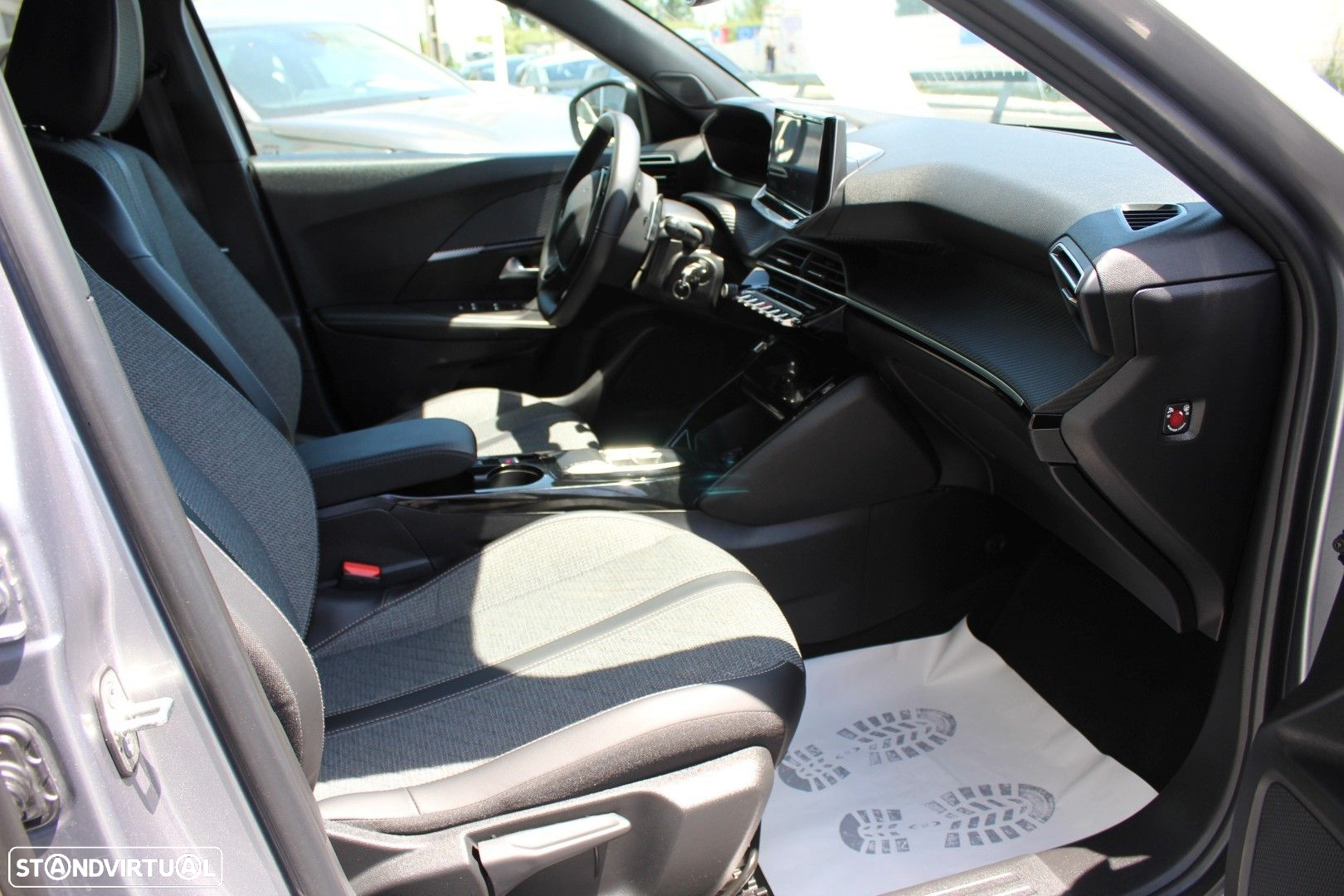 Peugeot 2008 1.2 PureTech Allure Pack EAT8 - 17
