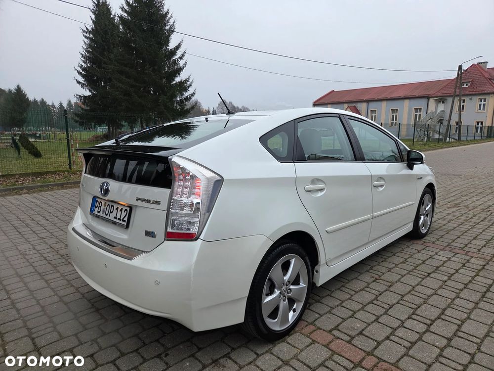 Toyota Prius (Hybrid) Executive - 3