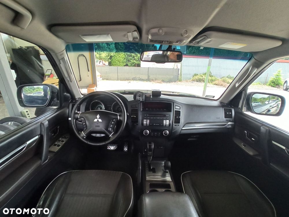 Mitsubishi Pajero - 16