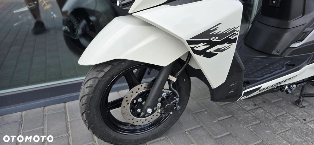 Suzuki Avenis - 27