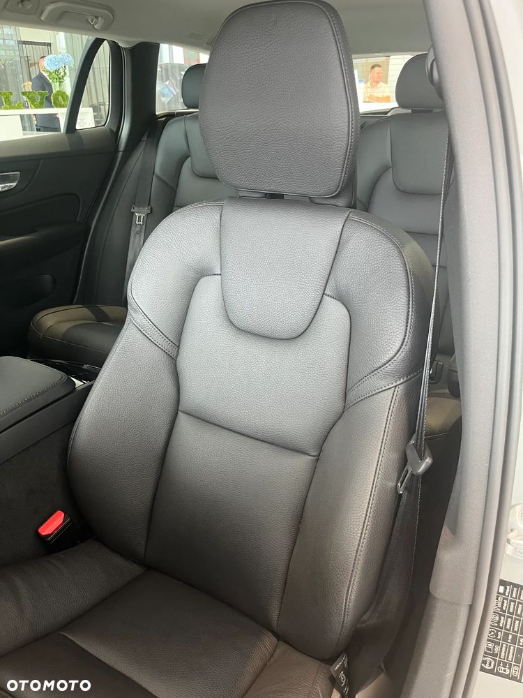 Volvo V60 T6 AWD Plug-In Hybrid Plus Dark - 12