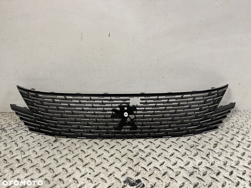 FABRYCZNIE NOWY ORYGINALNY GRILL ATRAPA POD KAMERE PEUGEOT 5008 II 3008 2 LIFT 20-24 98368057TN - 2