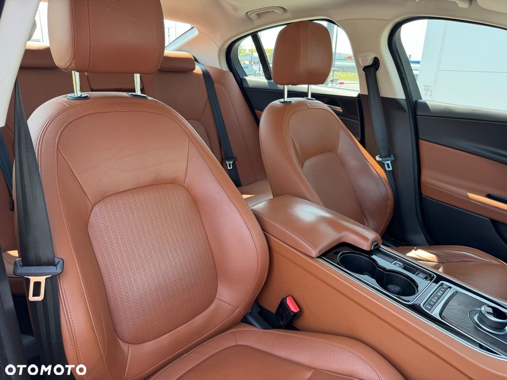 Jaguar XE 2.0 T Portfolio - 34