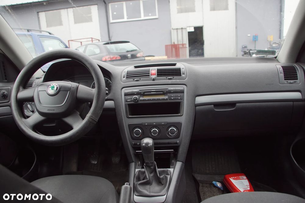Auto na części - Skoda Octavia II Lift 1.6 MPI 102 KM BSE LVN LF9E 2011R Silnik Skrzynia Drzwi Maska Błotnik Zderzak Klapa Lampa Lusterko Klamka Szyba Deska Kokpit Sterownik Moduł Czujnik Licznik Panel Kierownica - 17
