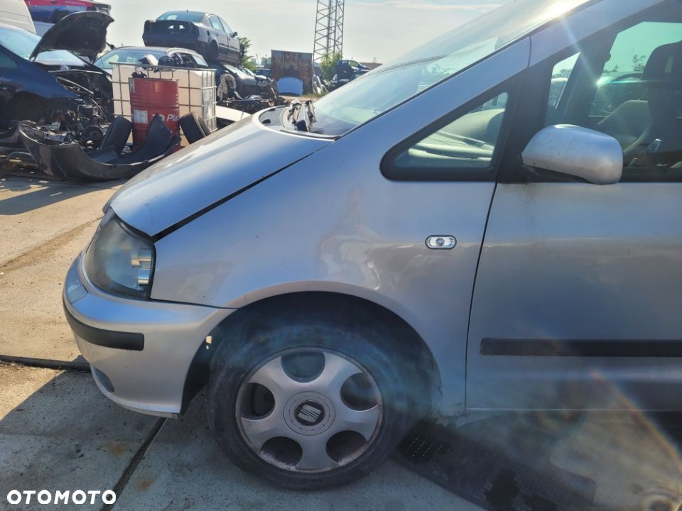 Błotnik lewy przedni Seat Alhambra Lift 1,9 TDI 2002r LB7Z - 2