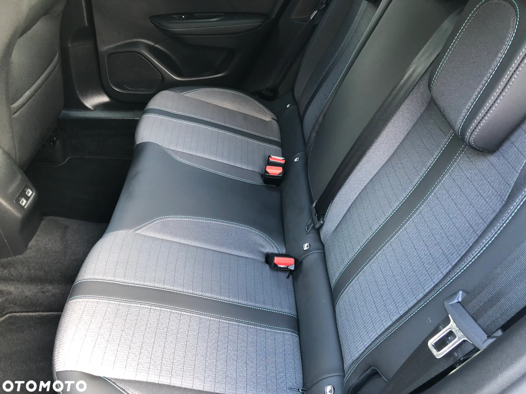 Peugeot 2008 1.2 PureTech Allure S&S EAT8 - 28