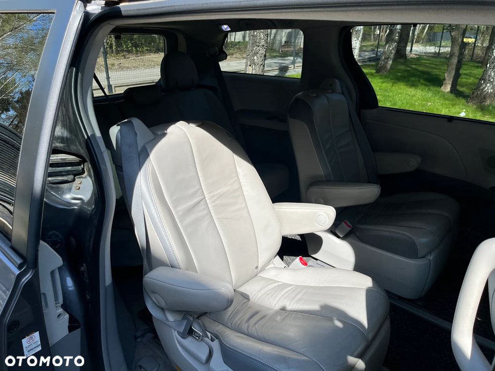 Toyota Sienna 3.5 V6 - 7