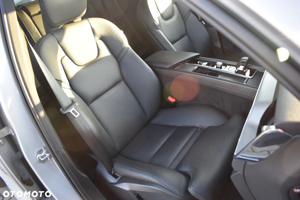 Volvo XC 60 B4 B Momentum Pro - 19