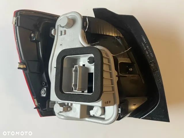 LAMPA PRAWA TYŁ VW VOLKSWAGEN  POLO V 13R 3D 6R0945258A - 2