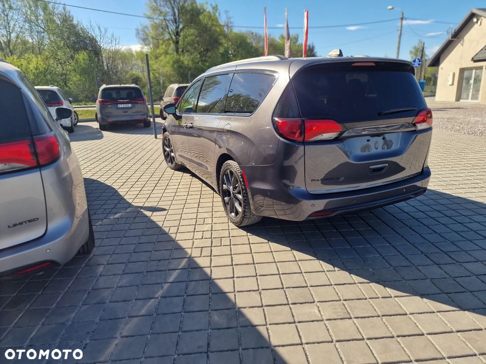Chrysler Pacifica - 4