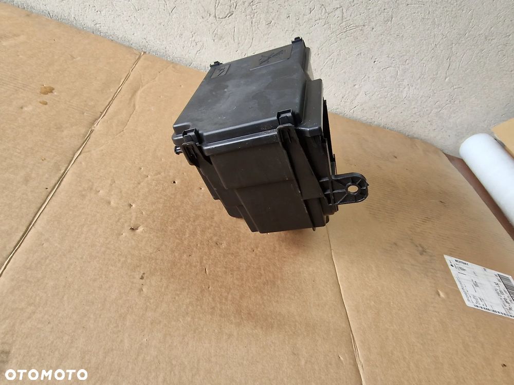 OBUDOWA SKRZYNKA BEZPIECZNIKÓW RENAULT TRAFIC III LIFT