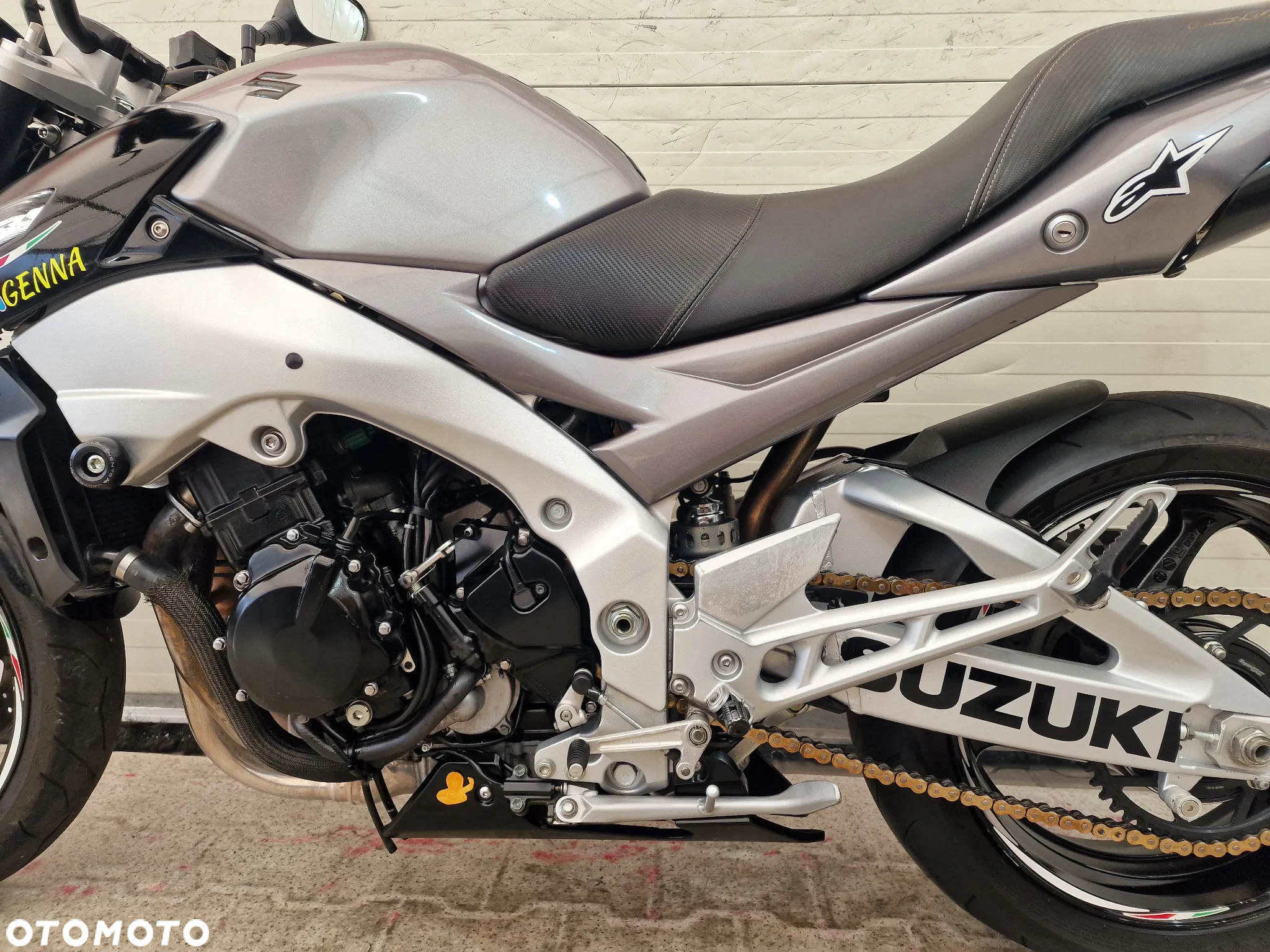 Suzuki GSR - 13