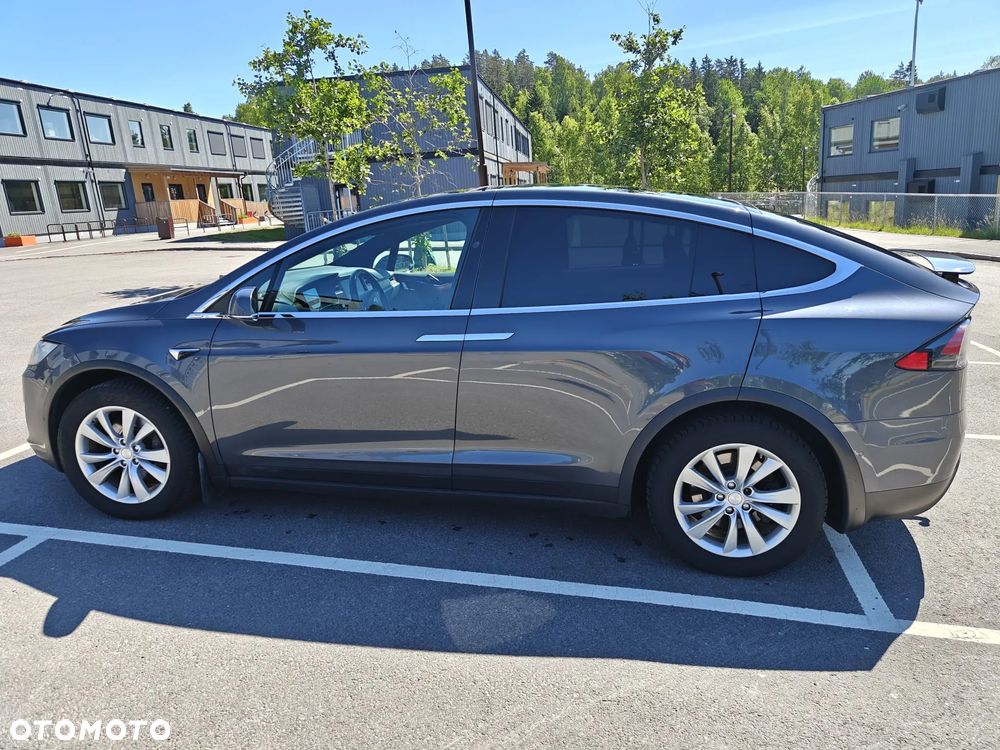 Tesla Model X - 7