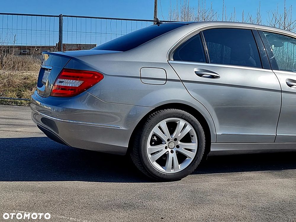 Mercedes-Benz Klasa C 180 CGI BlueEFFICIENCY Avantgarde - 13