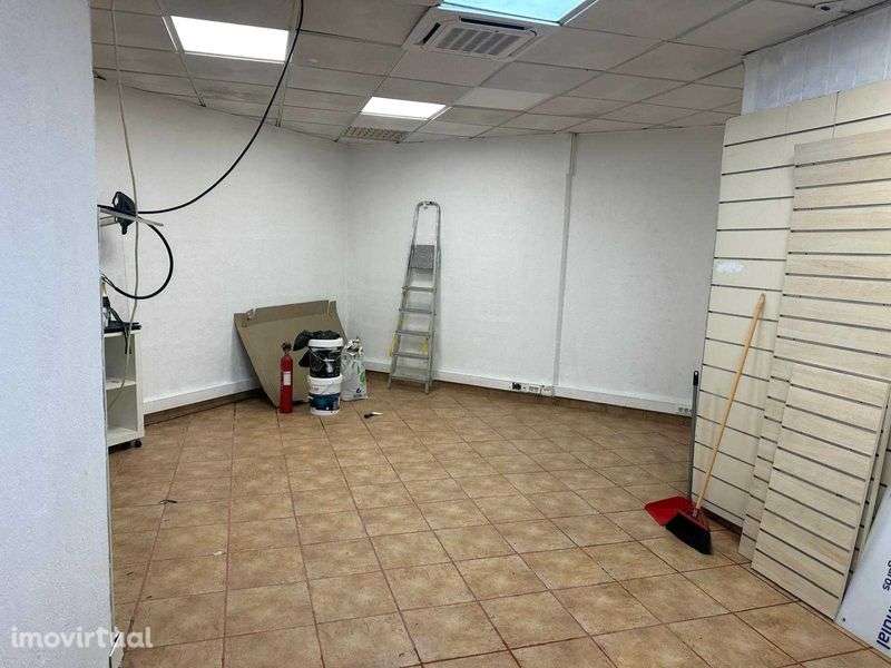 Loja em Centro Comercial bem situada com água - Grande imagem: 3/5