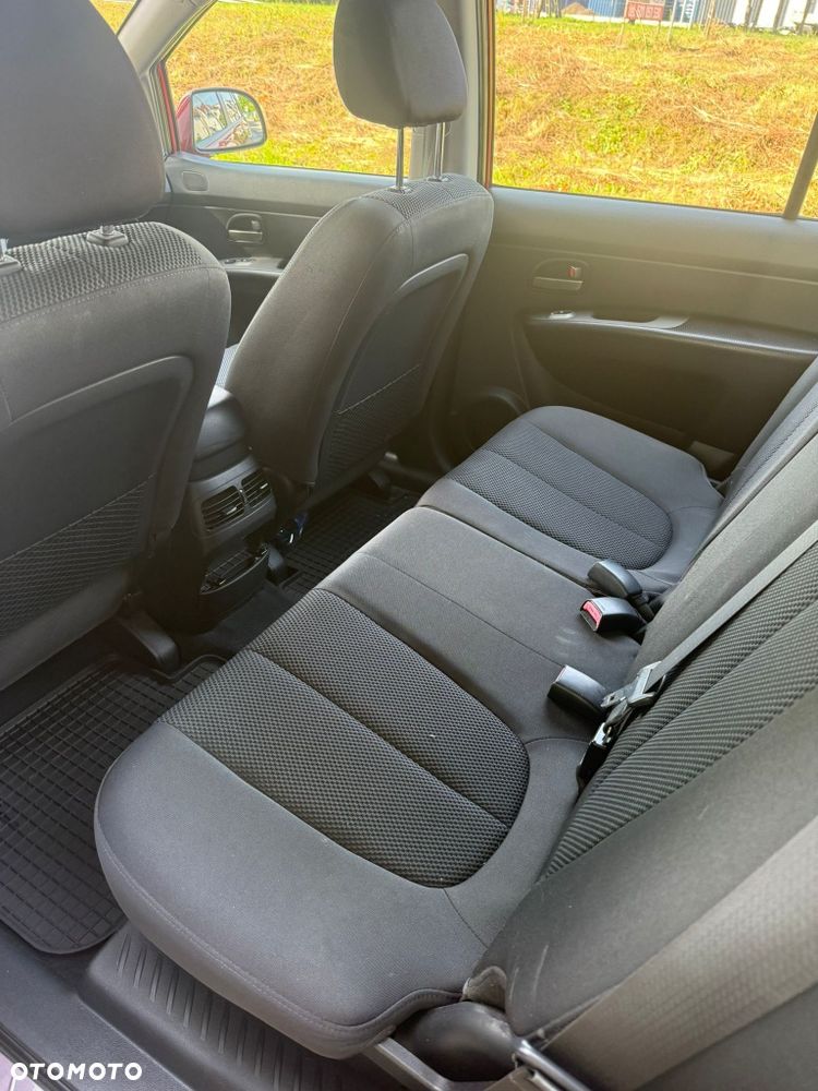 Kia Carens - 8