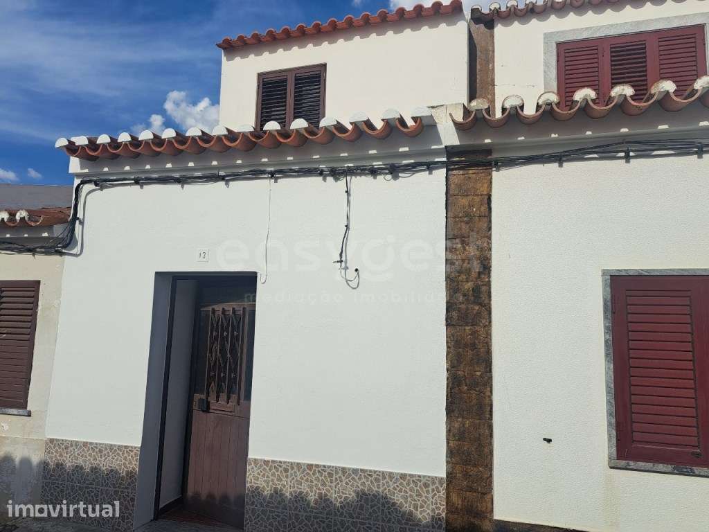 Simpática Moradia T2 localizado em Santa Clara do Louredo - Grande imagem: 2/25