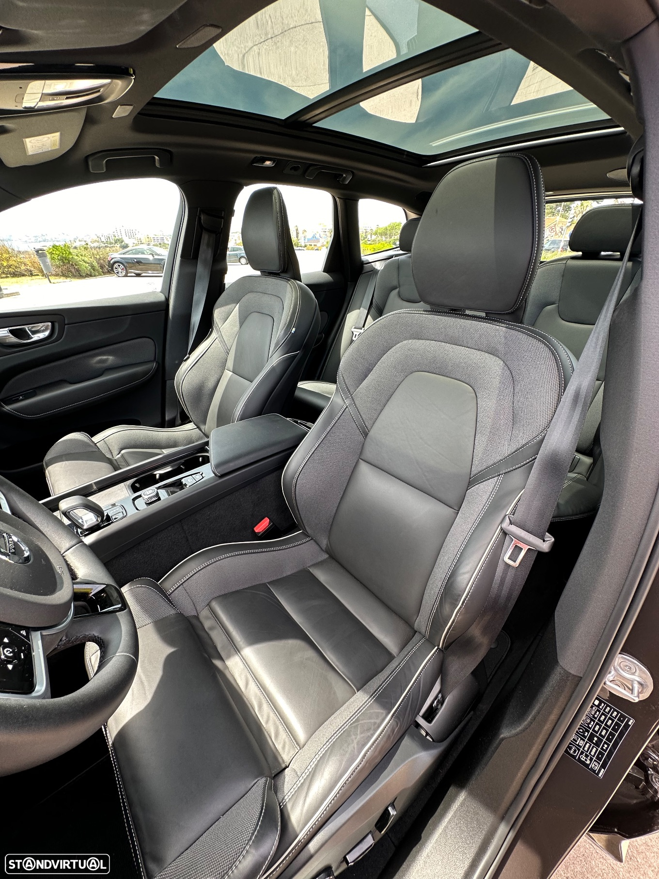 Volvo XC 60 2.0 B4 R-Design Geartronic - 27