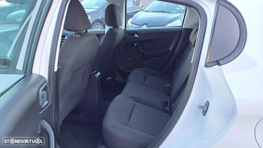 Peugeot 208 - 19