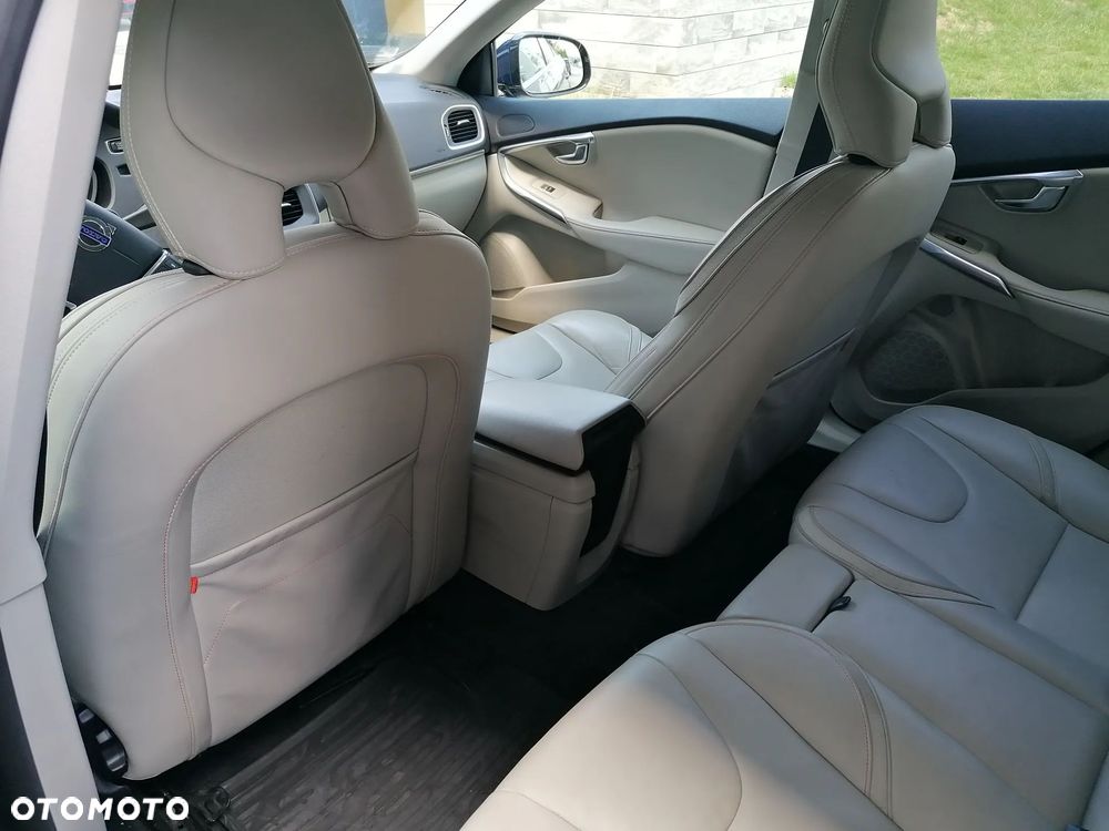 Volvo V40 Cross Country T3 Drive-E Ocean Race - 10
