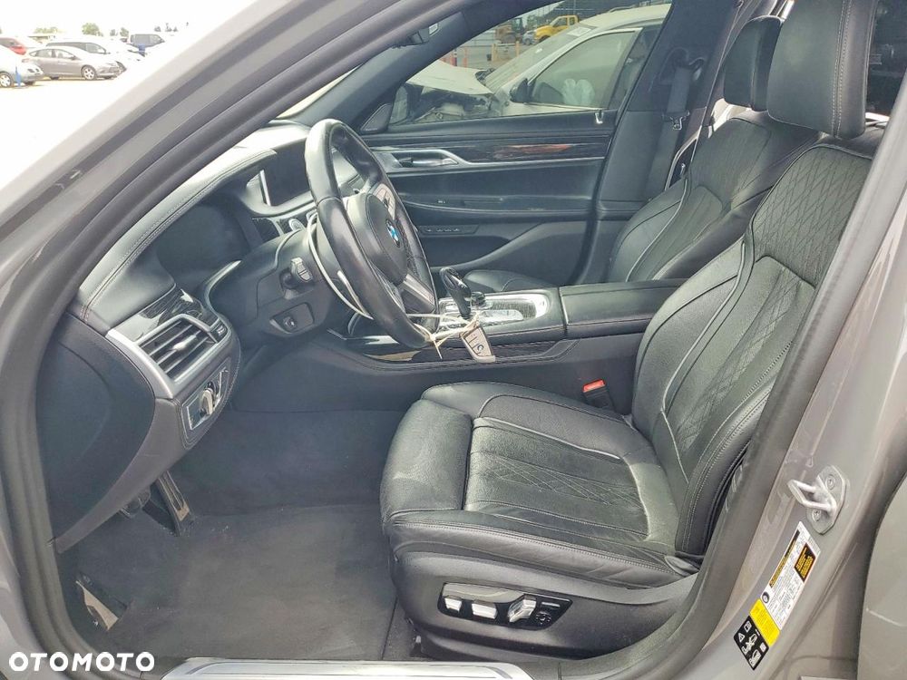 BMW Seria 7 750i xDrive - 8