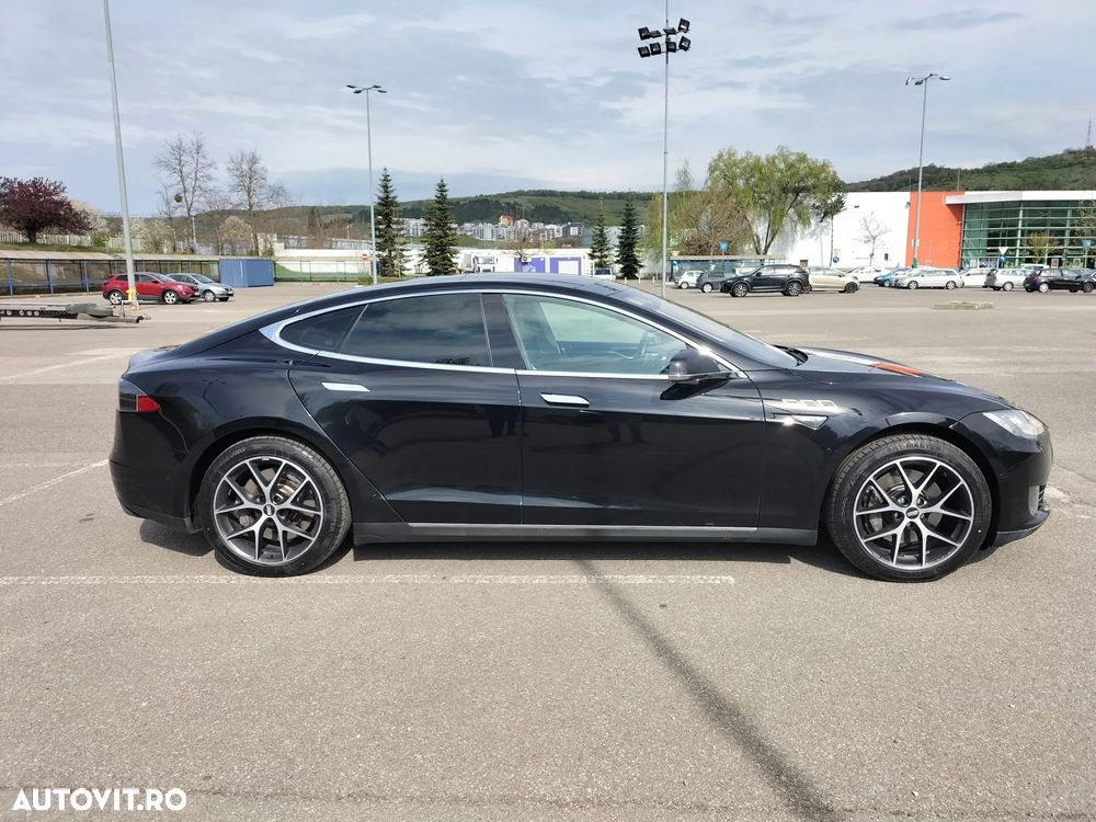 Tesla Model S - 4