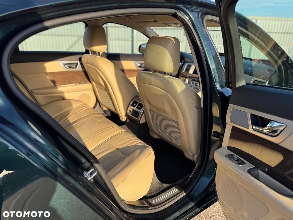 Jaguar XF 3.0 V6 D - 9