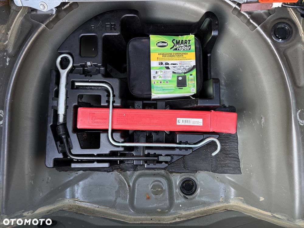 Toyota Prius 1.8 HSD Premium - 21